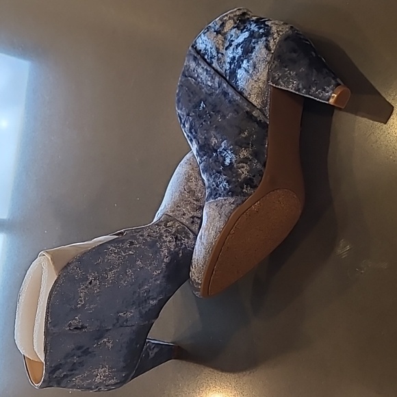 Vince Camuto crushed velvet heeled booties. Size 9 - Picture 8 of 8